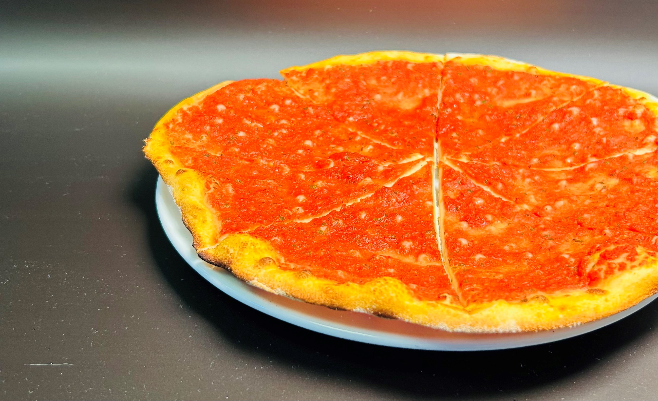 Pizza Marinara mit Tomatensauce