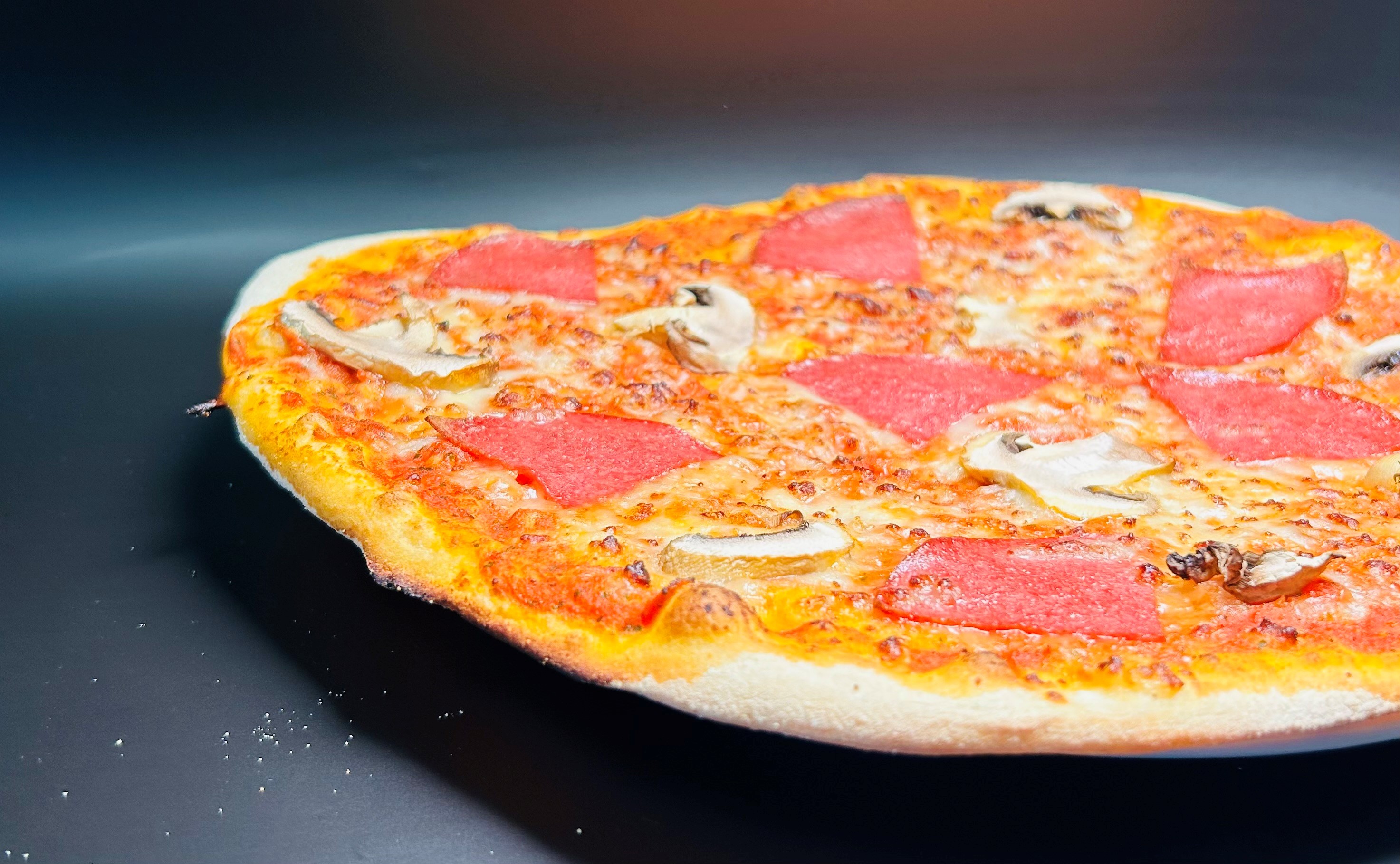 Pizza Salami mit Champignons
