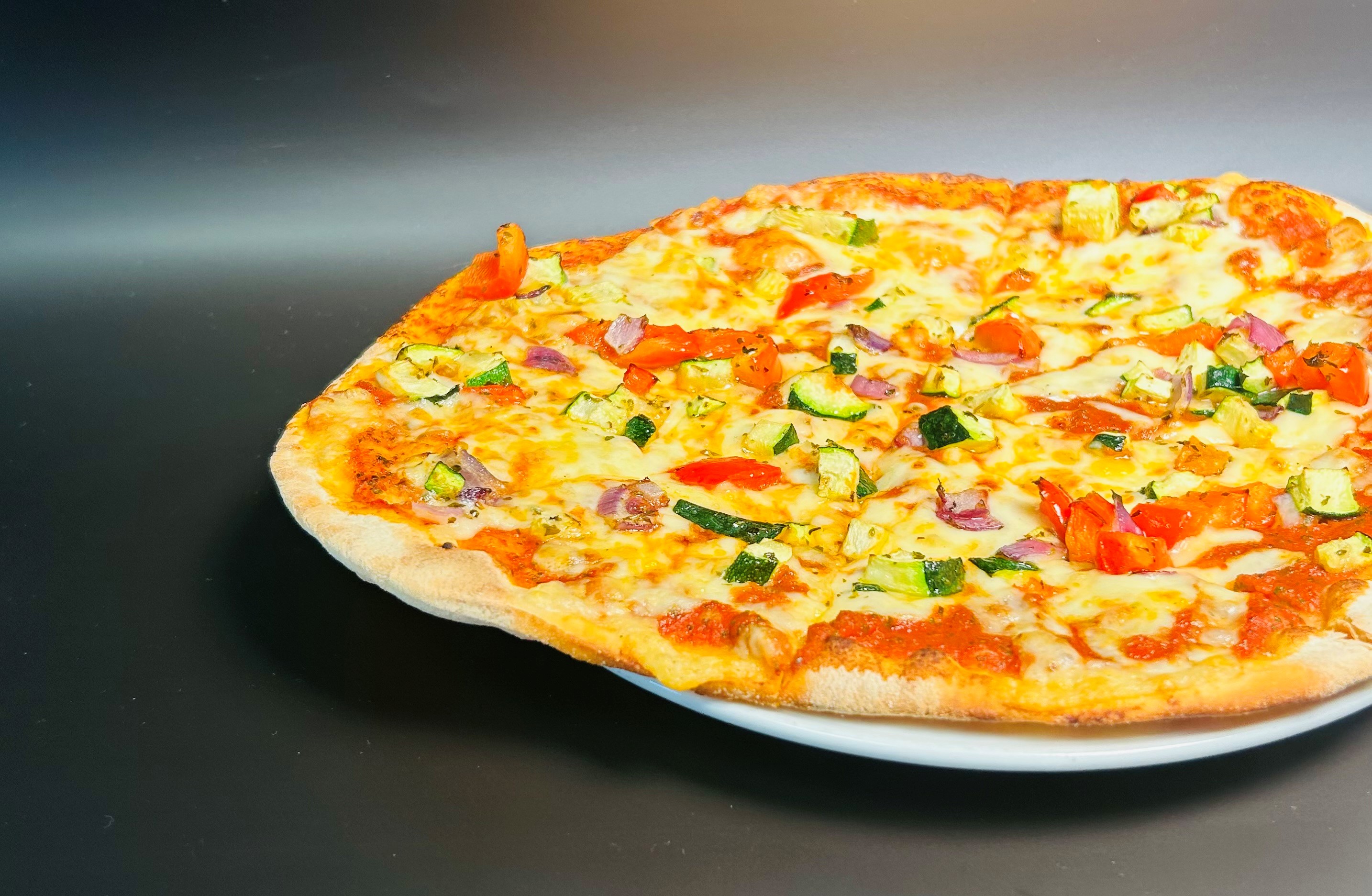 Pizza Verdure mit Mozzarella, Paprika, Aubergine und Zucchini