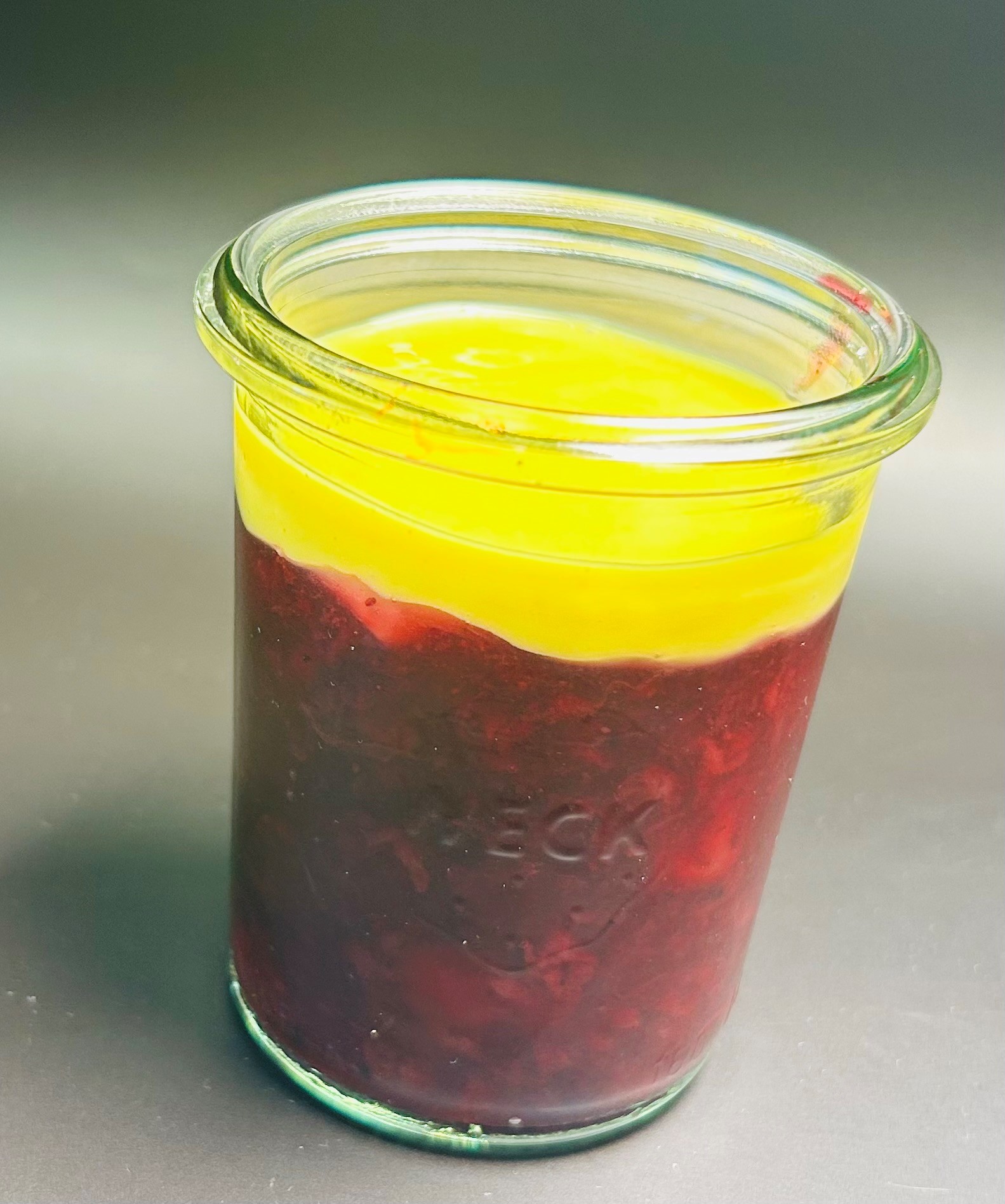 Rote Grütze mit Vanillesauce im Glas
