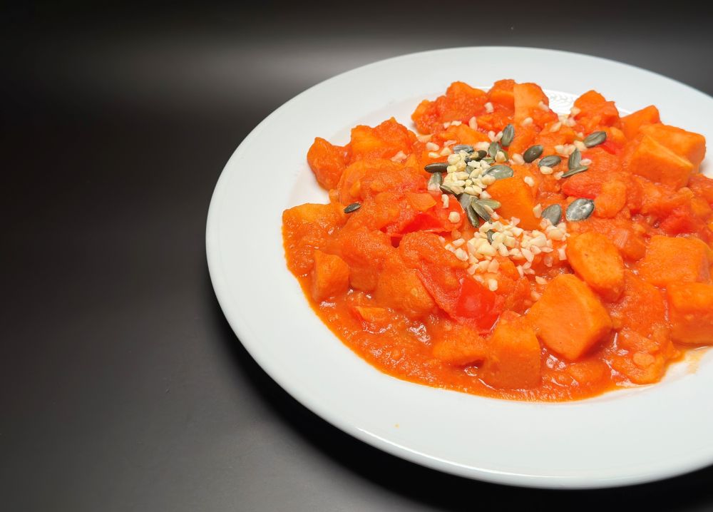 Süßkartoffelpfanne mit Kürbiskernen und Tomaten