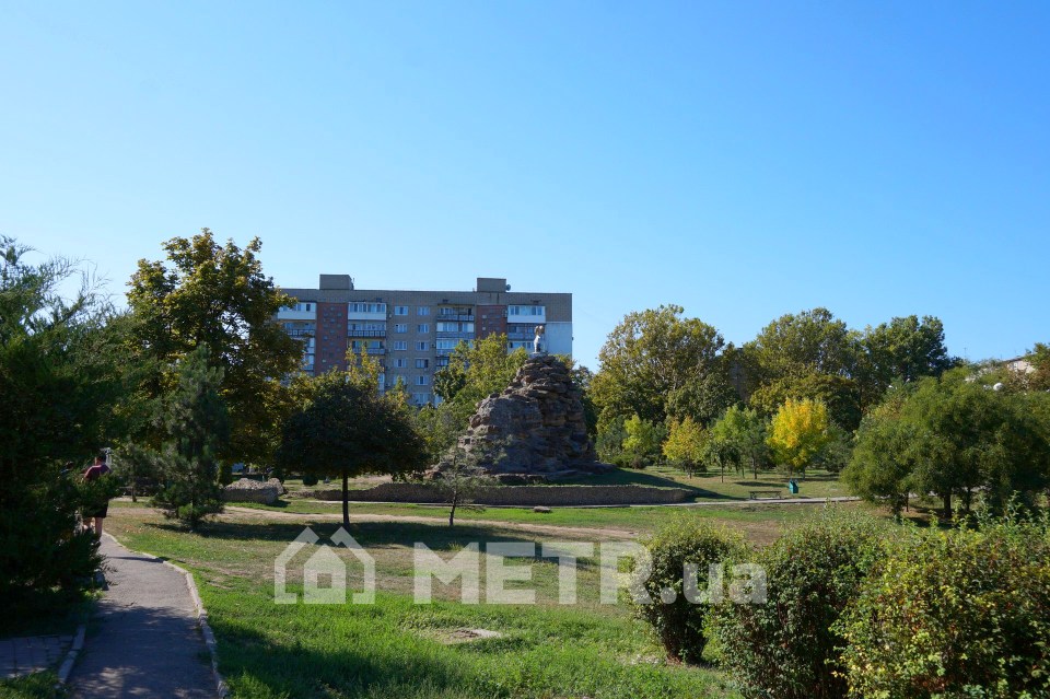 Фото советской многоэтажки на фоне Молодежного парка Черноморска