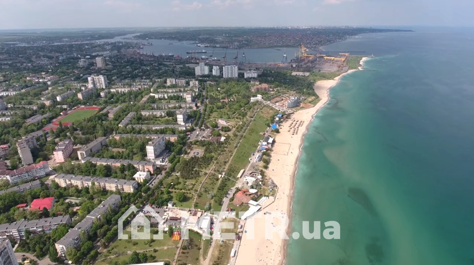 Фото городского пляжа Черноморска с беспилотника