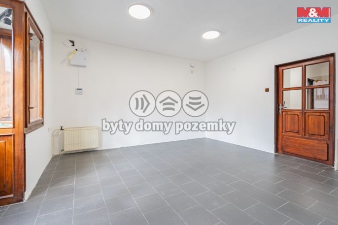 Pronájem, Obchod a služby, Počátky