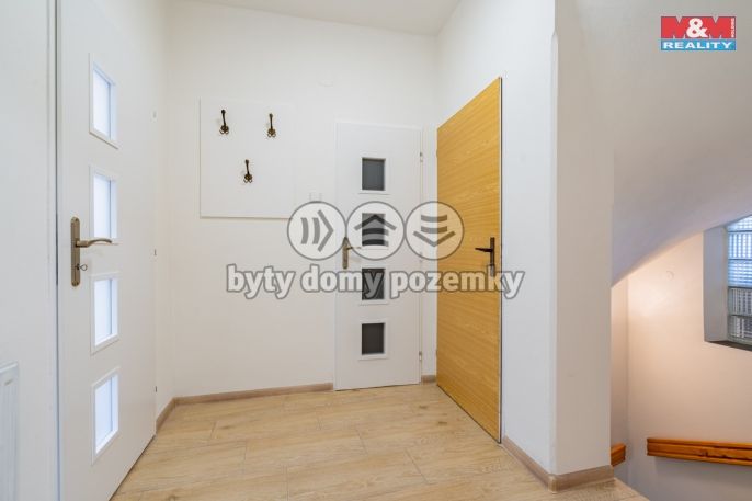 Pronájem, Obchod a služby, Počátky