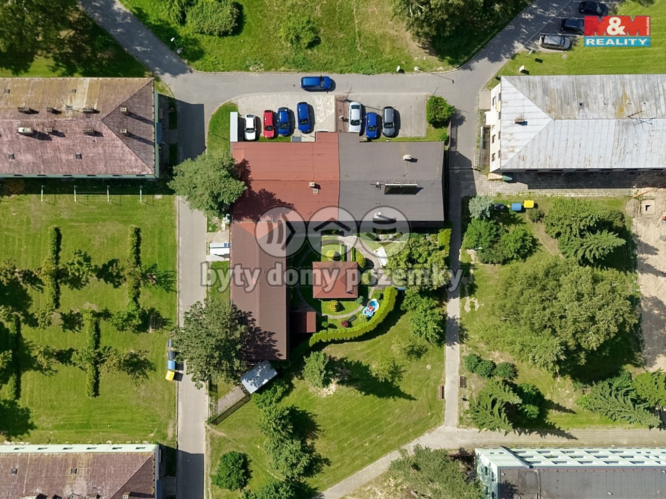 Budova s parkovacím stáním