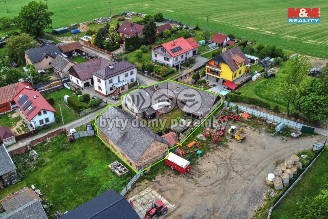 Dům a okolí