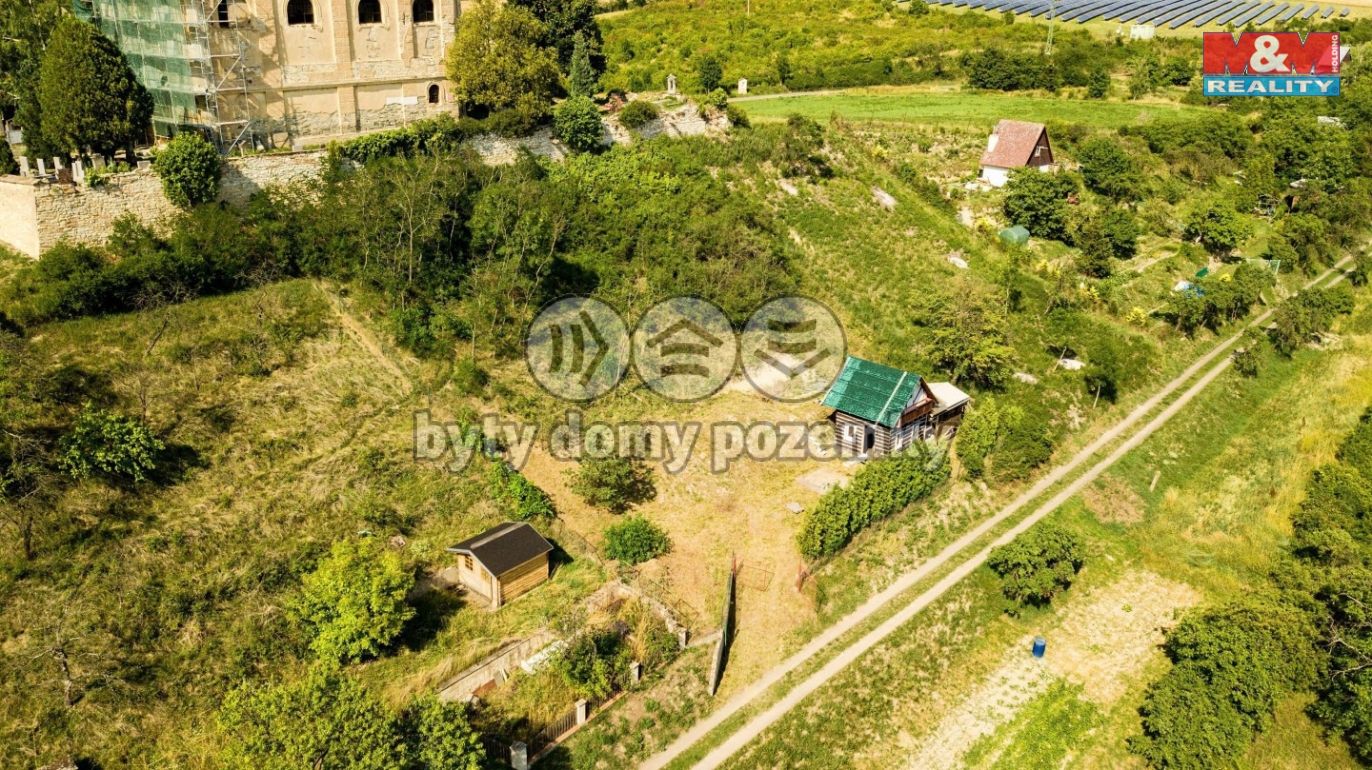 Zahrada s rozestavěnou chatklu