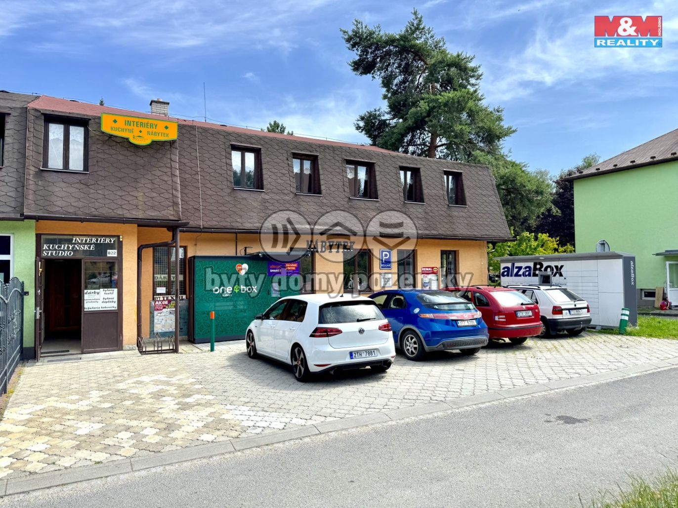 Parkoviště u budovy