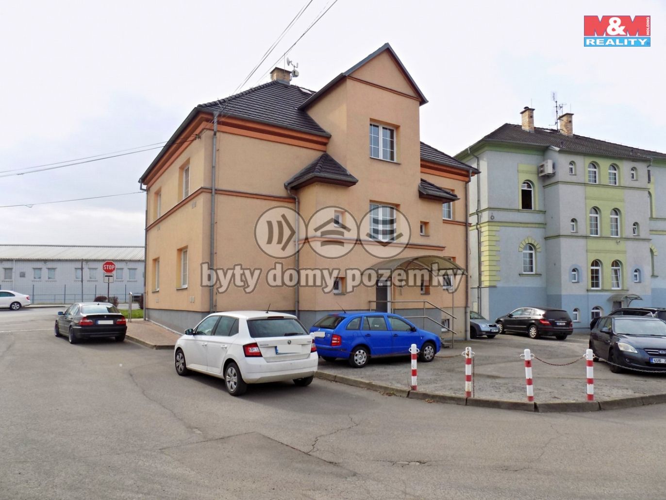 pohled na dům a parkoviště