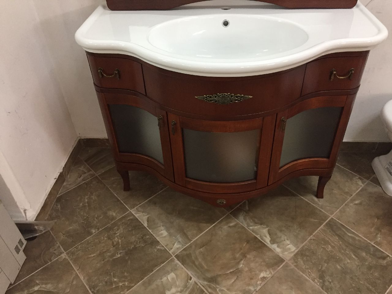 Bagno composto da: mobile in legno noce con lavabo in ceramica ... Applique per bagno in legno