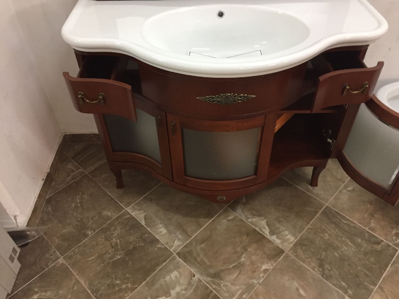Bagno composto da: mobile in legno noce con lavabo in ceramica ... Applique per bagno in legno