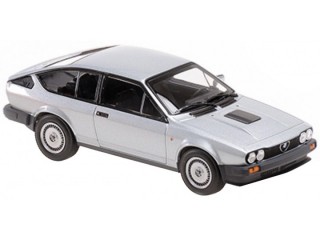 Alfa Romeo GTV 6 1983 silber met. Modellauto 940120141 Maxichamps 1:43