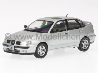 Seat Cordoba 2000 silber Modellauto in Vitrine Salvat 1:43