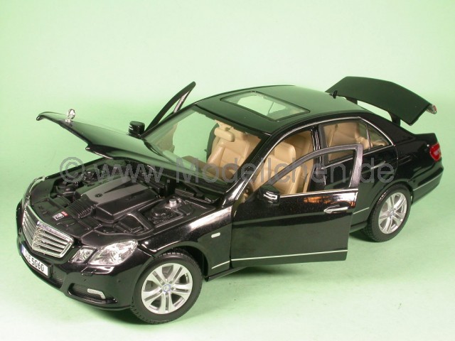 Mercedes W212 E Klasse Schwarz Avantgarde Modellauto Maisto 1 18 Mercedes W212 E Klasse Schwarz Avantgarde Modellauto Maisto 1 18
