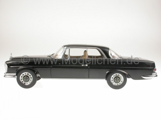 Mercedes_W111_Coupe_schwarz_AutoArt_18_Seite.jpg