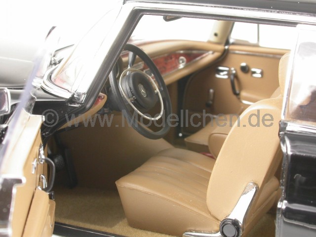 Mercedes_W111_Coupe_schwarz_AutoArt_18_innen.jpg