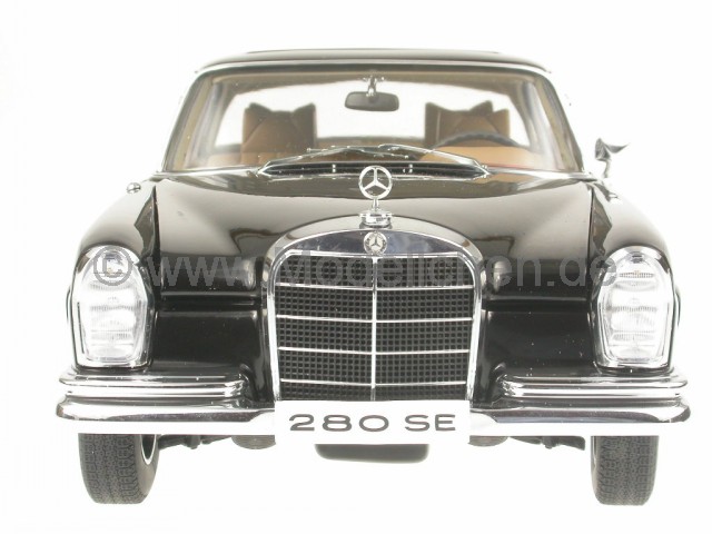 Mercedes_W111_Coupe_schwarz_AutoArt_18_vo.jpg
