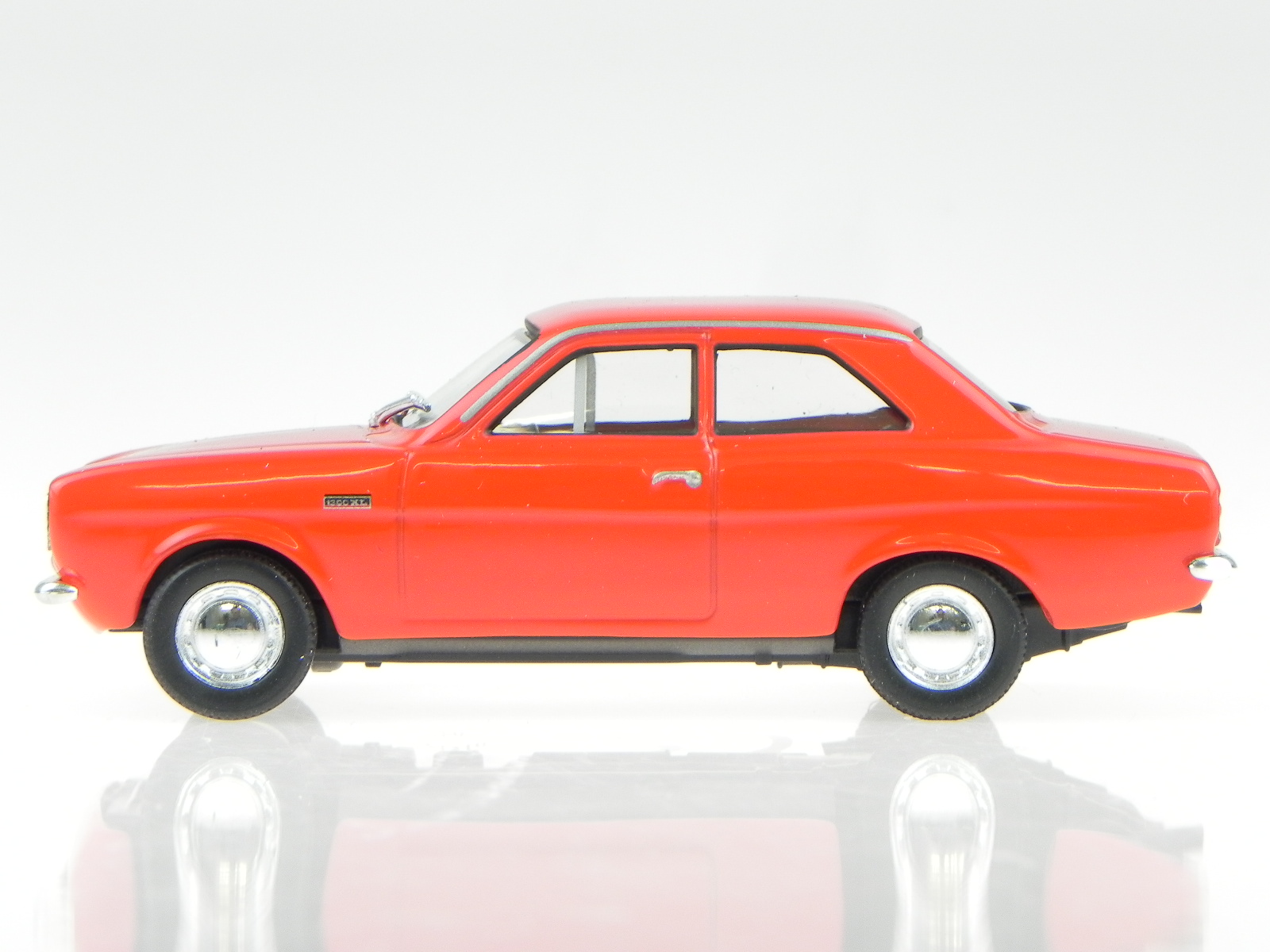 Ford Escort Mk1 Coupe 3 TÜrer Rot 1968-1975 1//43 Cararama Modell Auto mit oder..