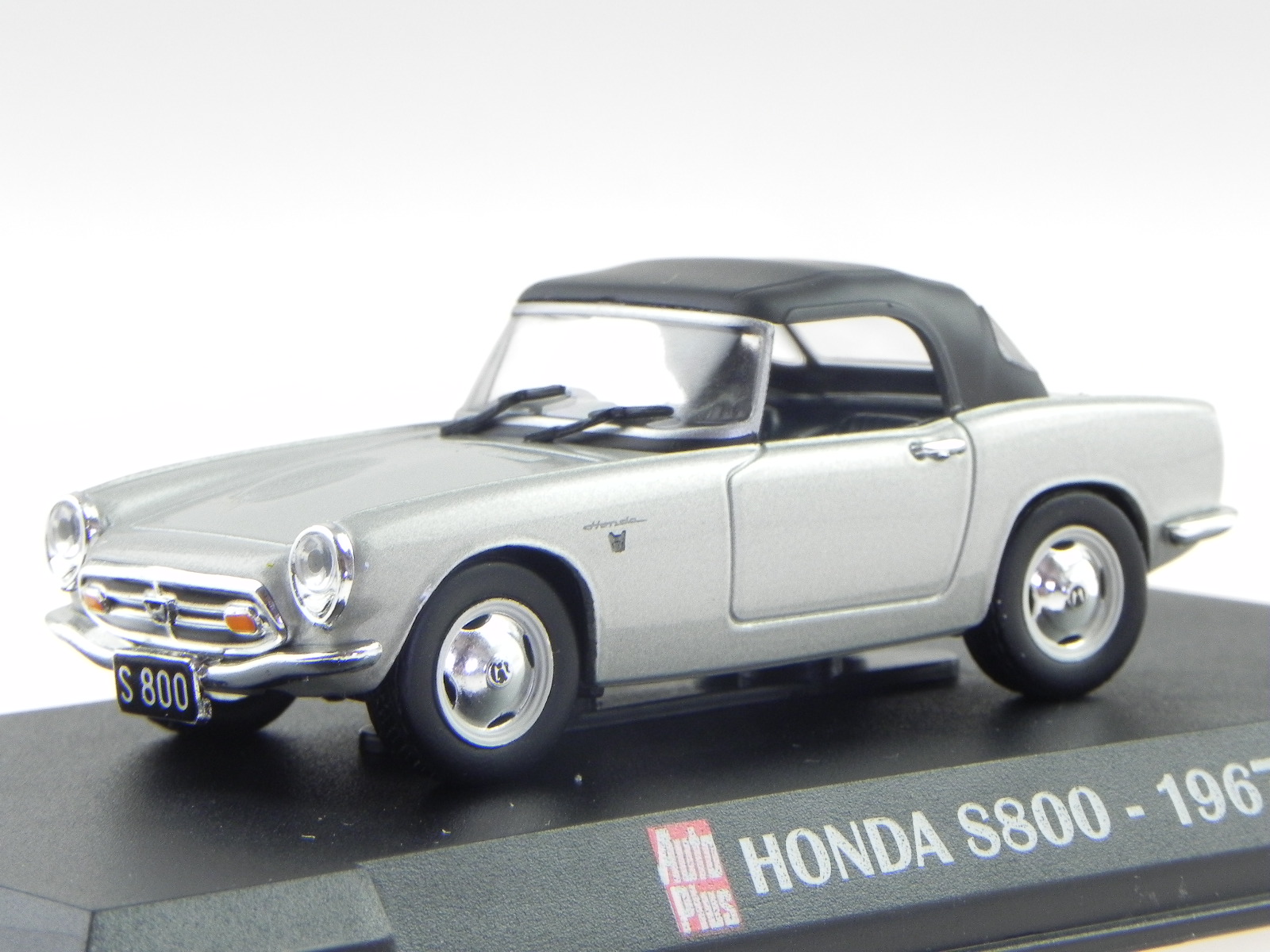 First: 18 1/18 Honda S800 Convertible White Completed F18