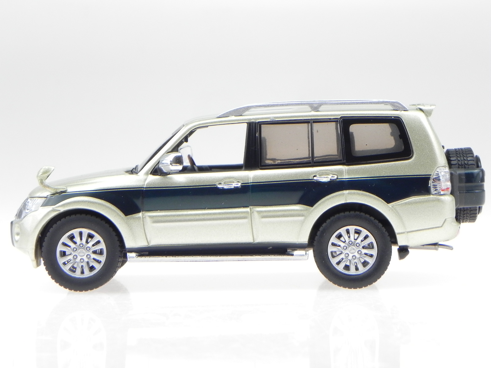 1:43 - Coche a escala - First:43 Mitsubishi Jeep J30 1961 - F43-014