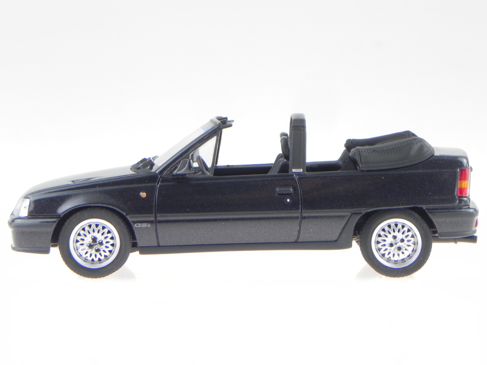 Opel Kadett E GSi convertible 1989 negro coche en miniatura 45931 Minichamps 1:4 - Imagen 2 de 4