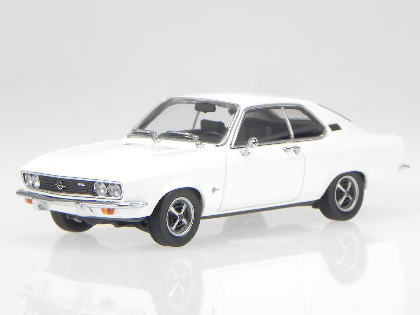 Opel Manta A Turbo 1973 rot-black diecast model car CLC405