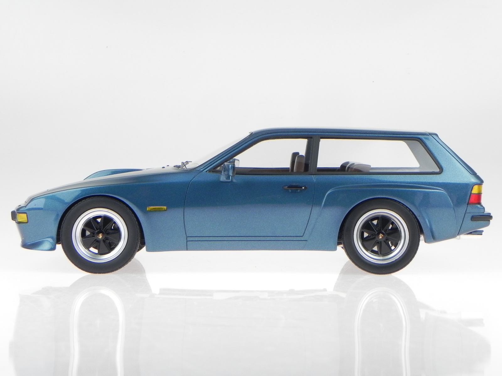 Porsche 924 Turbo Kombi Artz 1981 Modellauto PR18001 PremiumX 1:18
