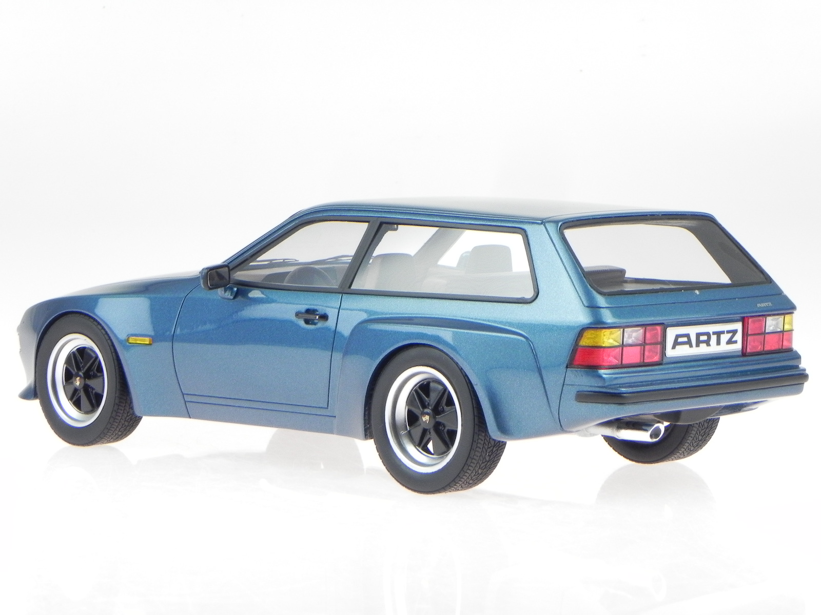 Porsche 924 Turbo Kombi Artz 1981 Modellauto PR18001 PremiumX 1:18