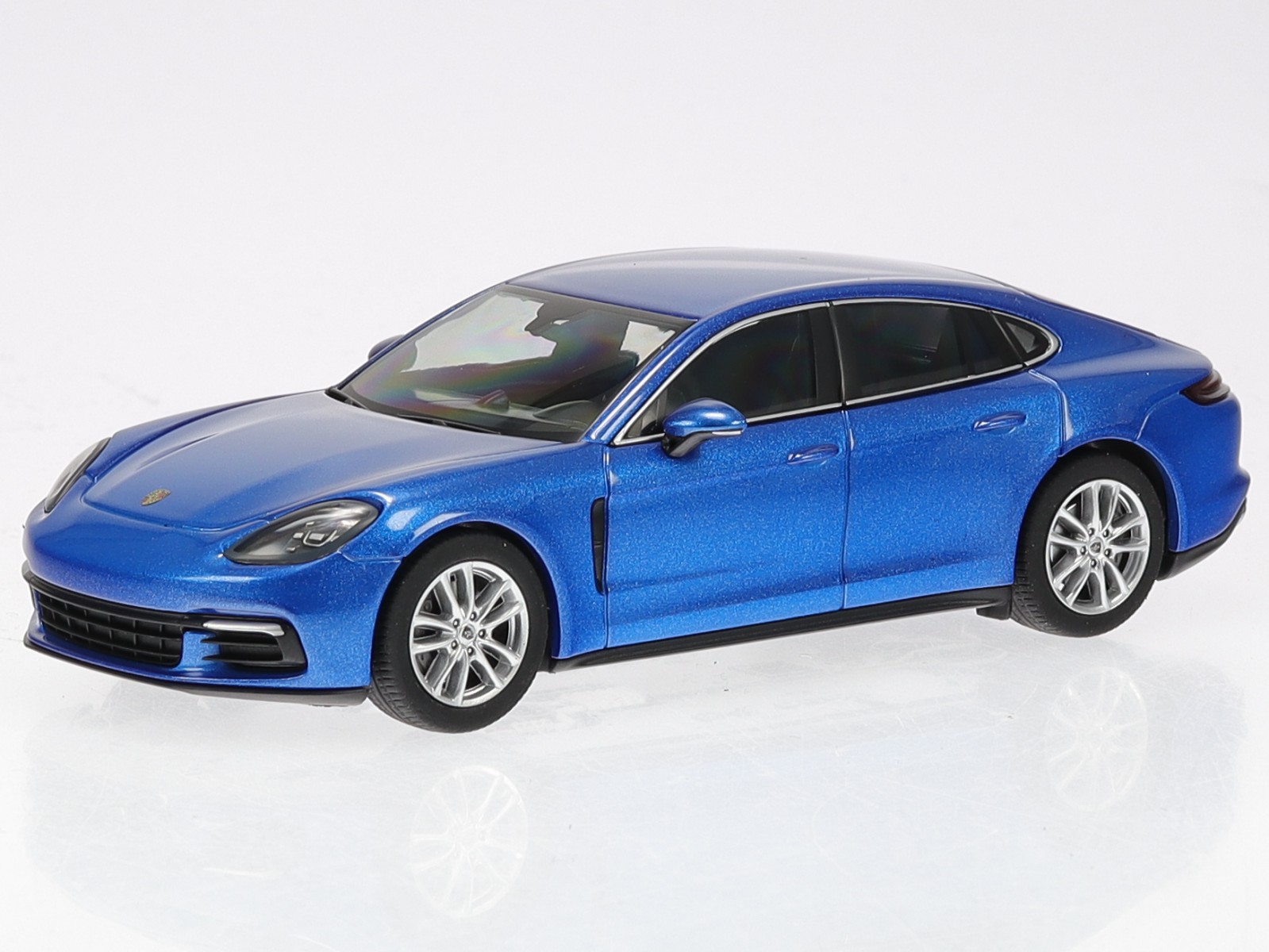 ミニカー 1/43 Porsche Panamera Turbo /PMA s-l400.jpg
