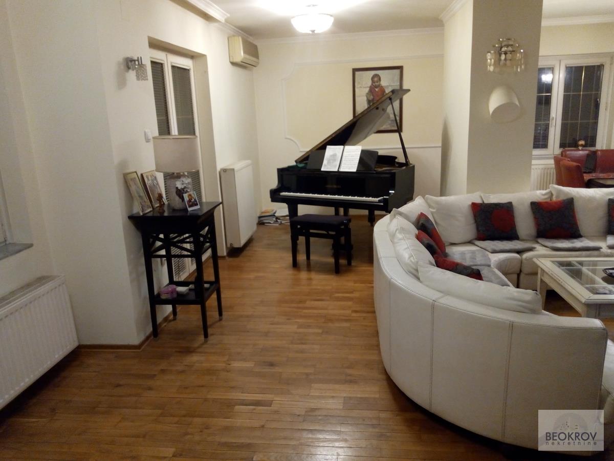 Šest soba,tri kupatila... 1