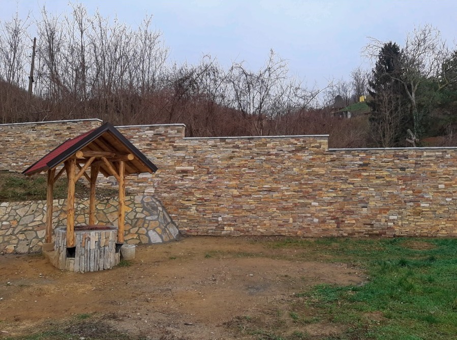 EKSLUZIVAN plac na samoj obali Dunava Beska 4