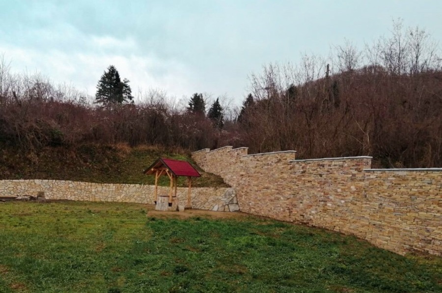 EKSLUZIVAN plac na samoj obali Dunava Beska 3