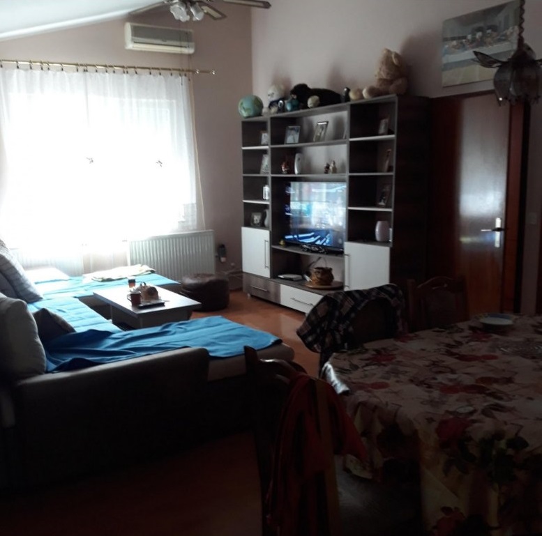 Prodajem kucu u Beceju 3