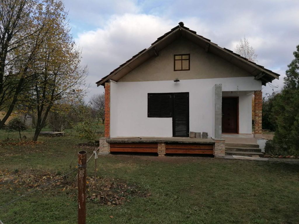 Perlez vikendica prodaja 50m2 i 43 ara placa 1