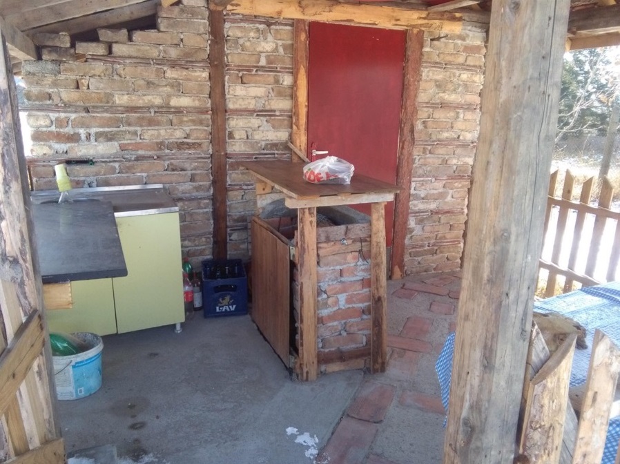 Prodajem plac 10ari sa pomocnim objektom 3