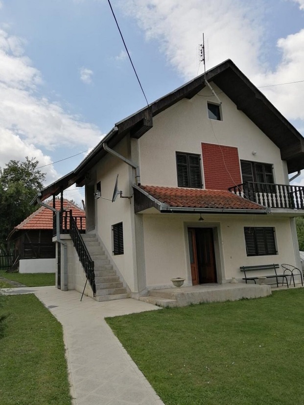 Porodicna kuca 200m2 6ari placa 1