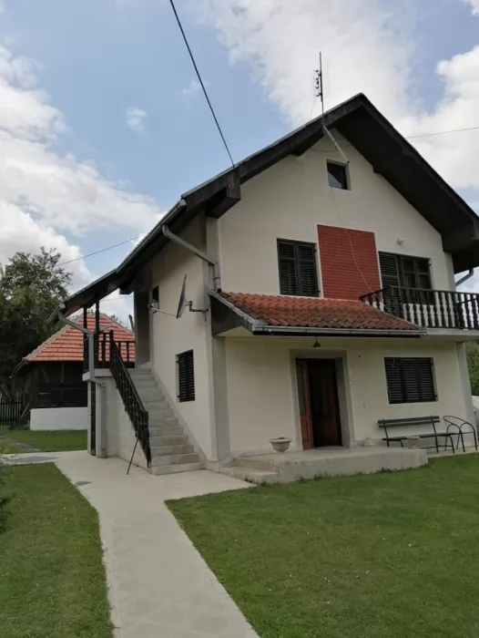 Porodicna kuca 200m2 6ari placa