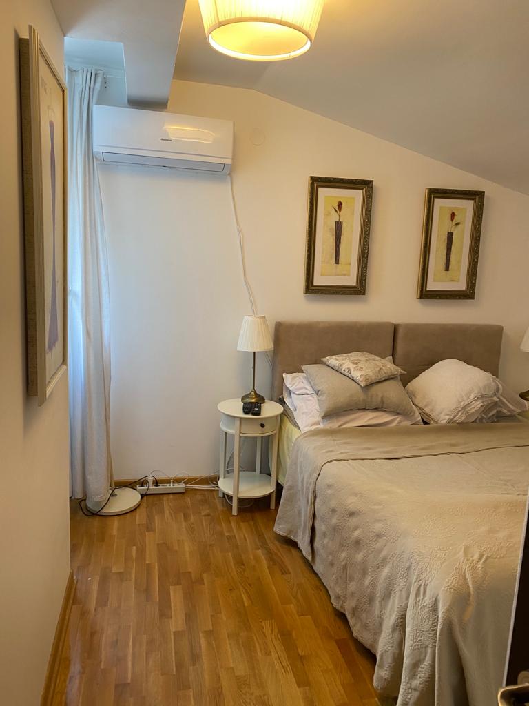 Prodajem LUX duplex na Zvezdari 4