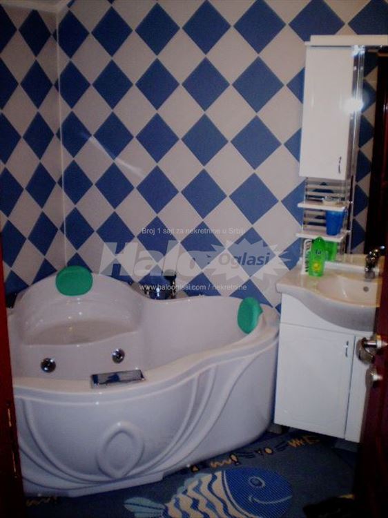 Poslovno stambena zgrada sa lokalom 5