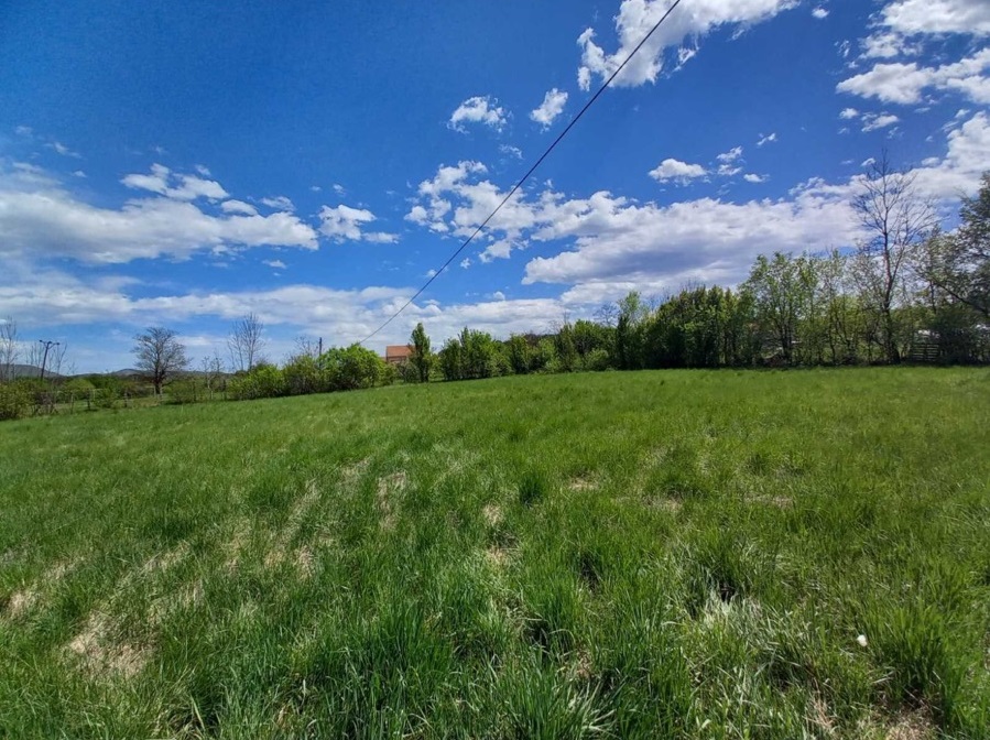 Na prodaju plac u Grdici 3