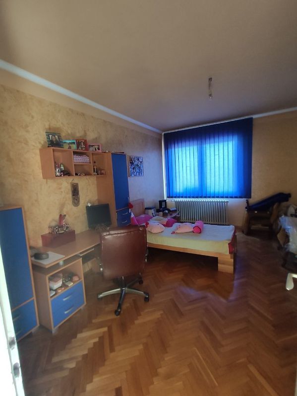 Prodajem porodicnu kucu u Vinci 3