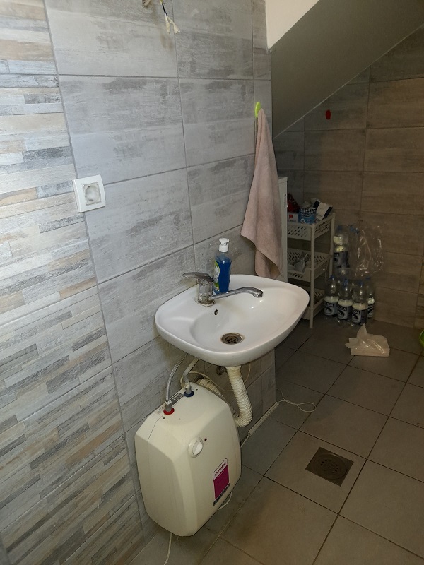 Lokal na glavnom putu Surcin Ledine 4