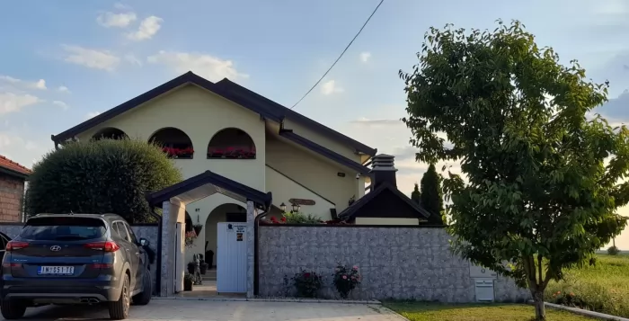 Prodajem kucu u Starim Banovcima
