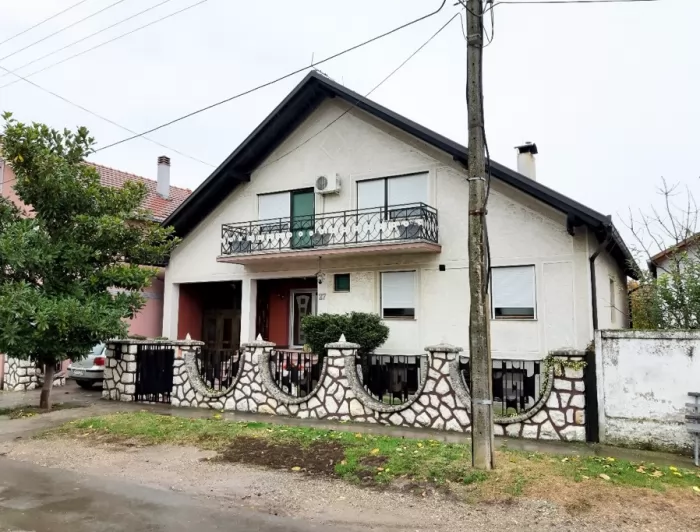 Prodajem kucu u Indjiji