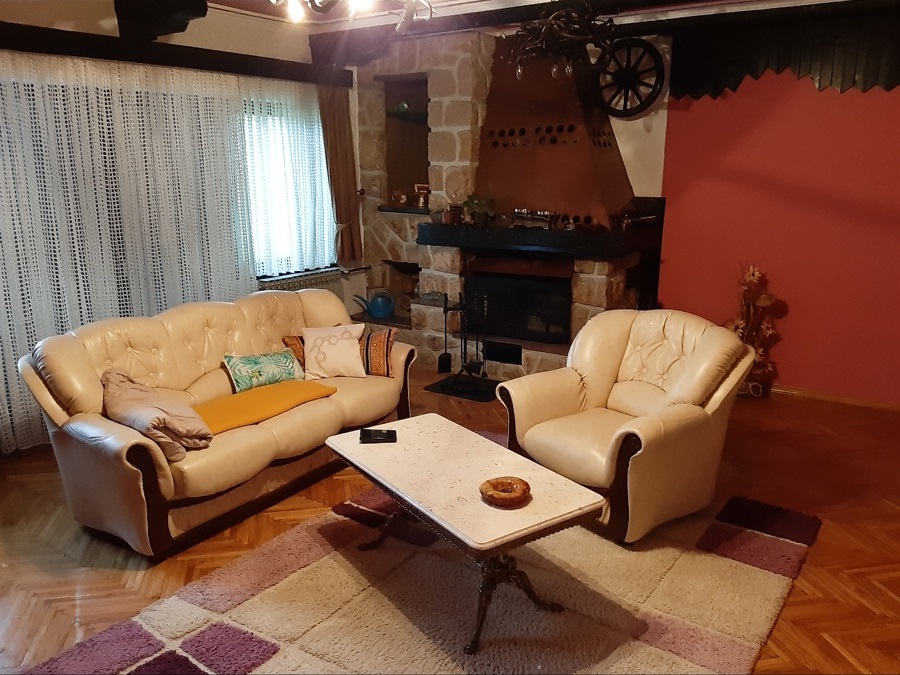 Prodajem kucu u Indjiji 2