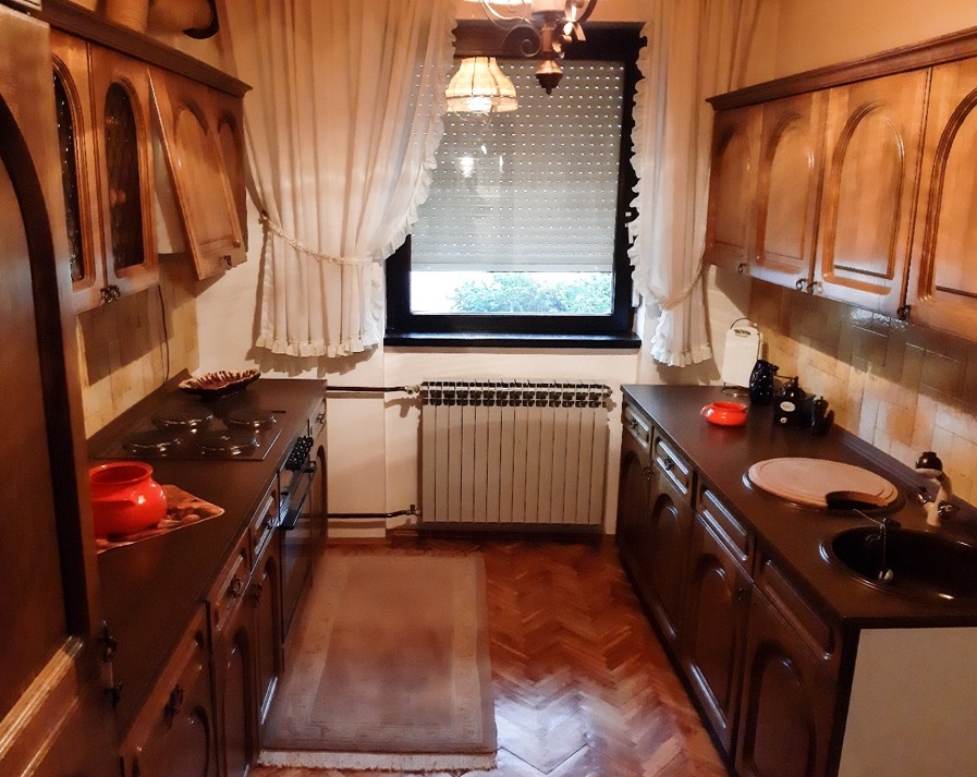 Prodajem kucu u Indjiji 3