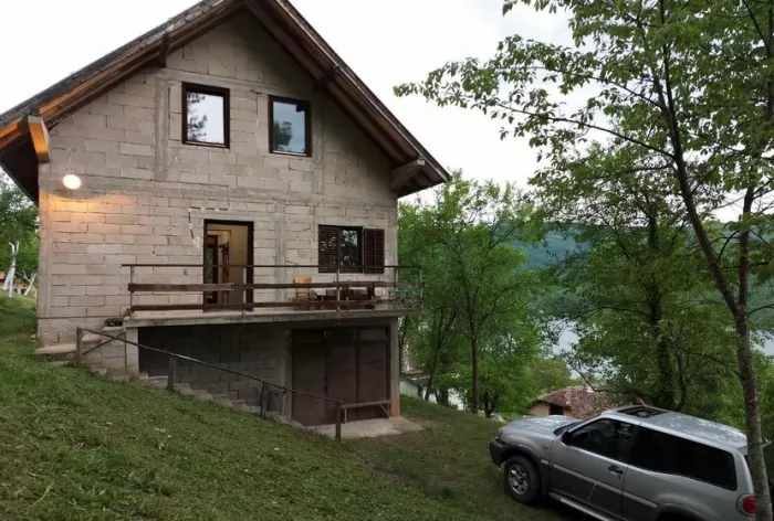 Povoljno prodajem kucu Perucac