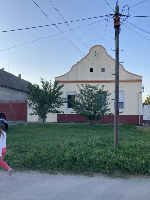 Prodaje kucu u Novim Karlovcima