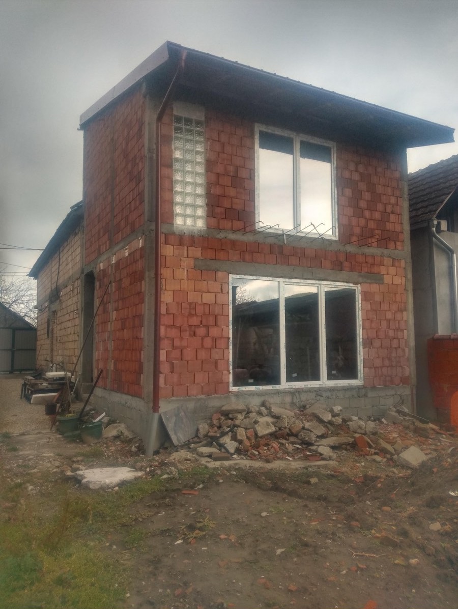 Prodajem useljivu nedovrsenu kucu sa 10 ari placa 1